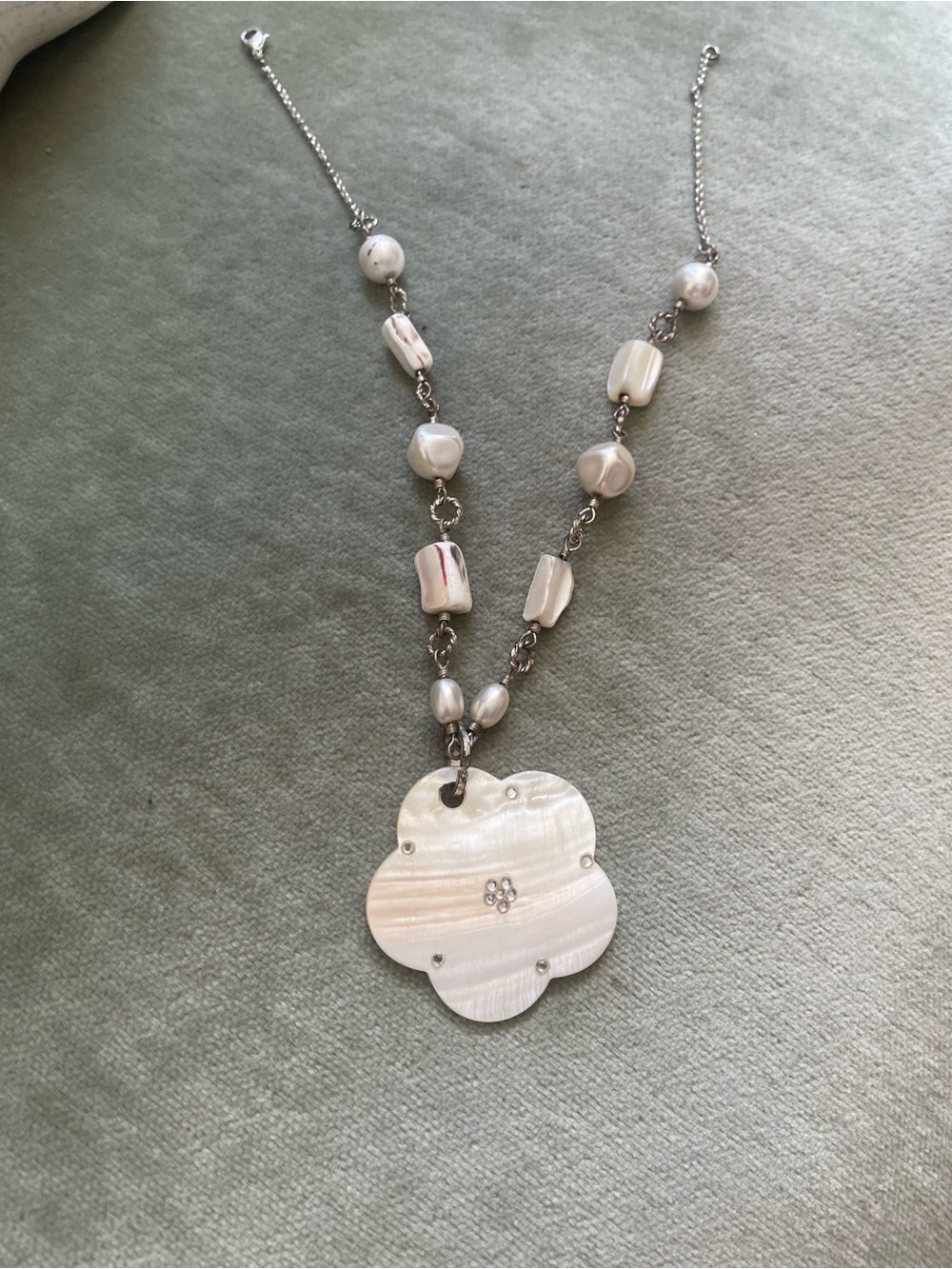 Mother-of-Pearl Flower Pendant Necklace - White